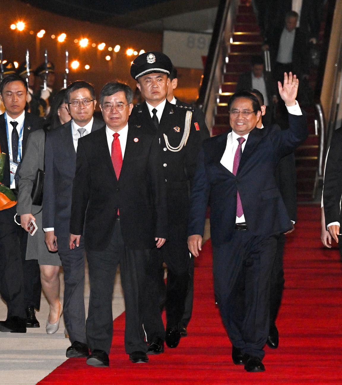  Der vietnamesische Premierminister Pham Minh Chinh (M) trifft zum Gipfeltreffen der Shanghaier Organisation für Zusammenarbeit (SOZ) in Tianjin, Nordchina, ein.