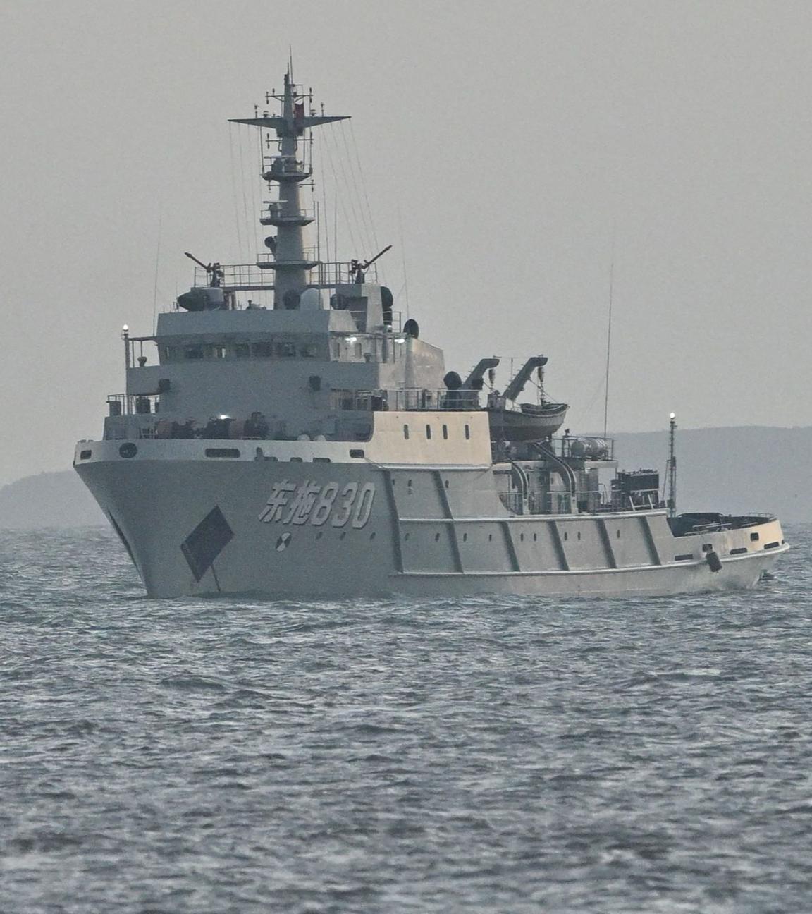 Ein chinesisches Militär-Schiff ist vor der Küste Taiwans zu sehen.