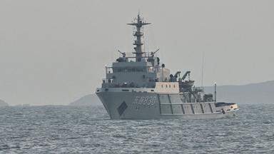 Ein chinesisches Militär-Schiff ist vor der Küste Taiwans zu sehen.