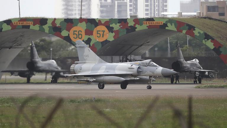 Ein chinesisches Kampfflugzeug auf einem Flugplatz