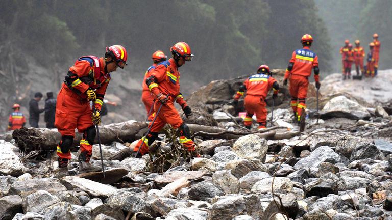 Feuerwehr- und Rettungskräfte führen am 29. August 2026 nach einem Erdrutsch Such- und Rettungsarbeiten nahe dem zerstörten Grenzübergang Gyirong in Tibet durch.