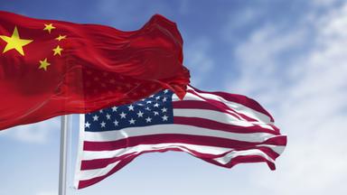 Die chinesische und US-amerikanische Flagge wehen nebeneinander