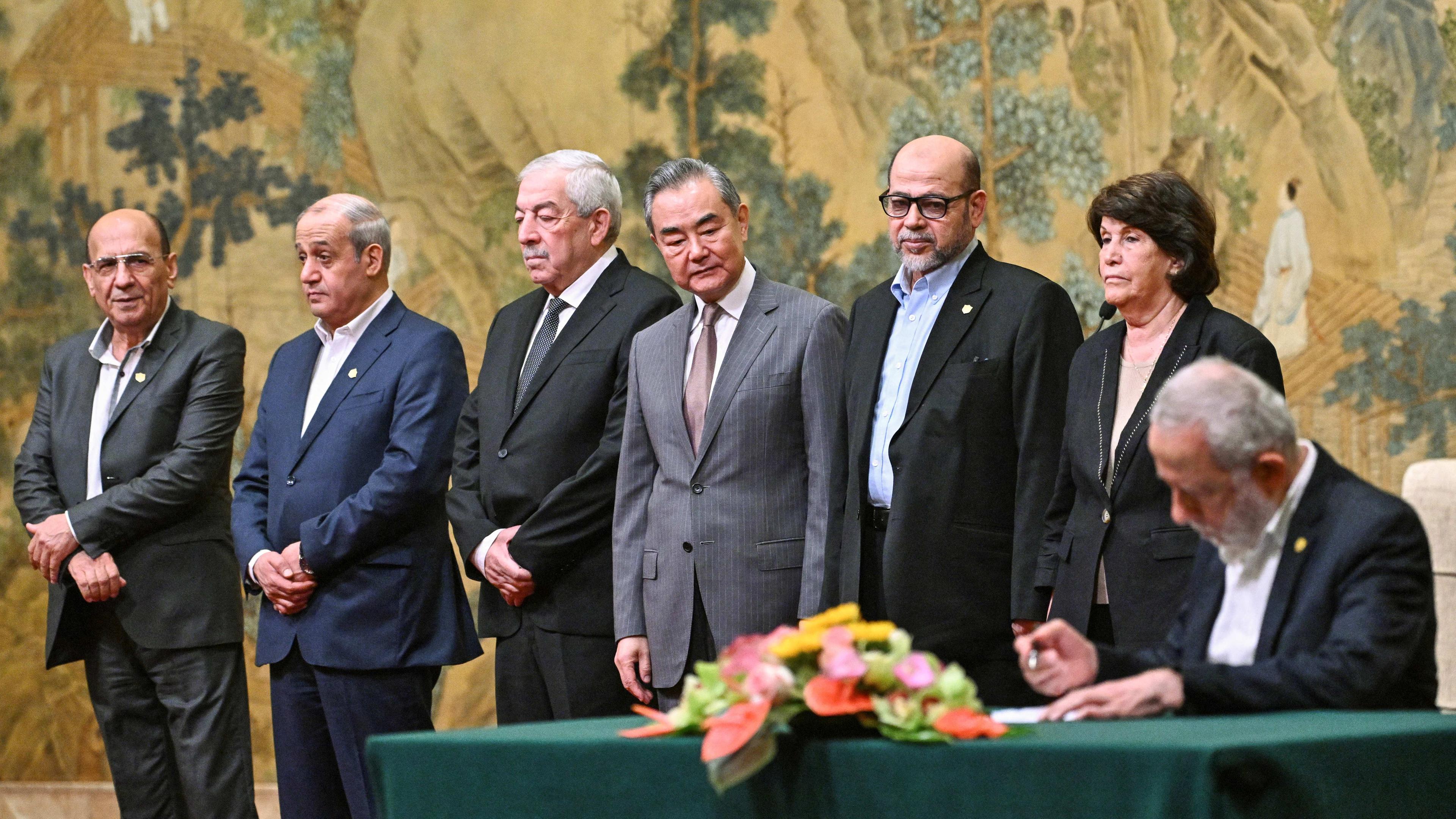 Palästinensergruppen auf einer Bühne beim Vermittlungstreffen in Peking.