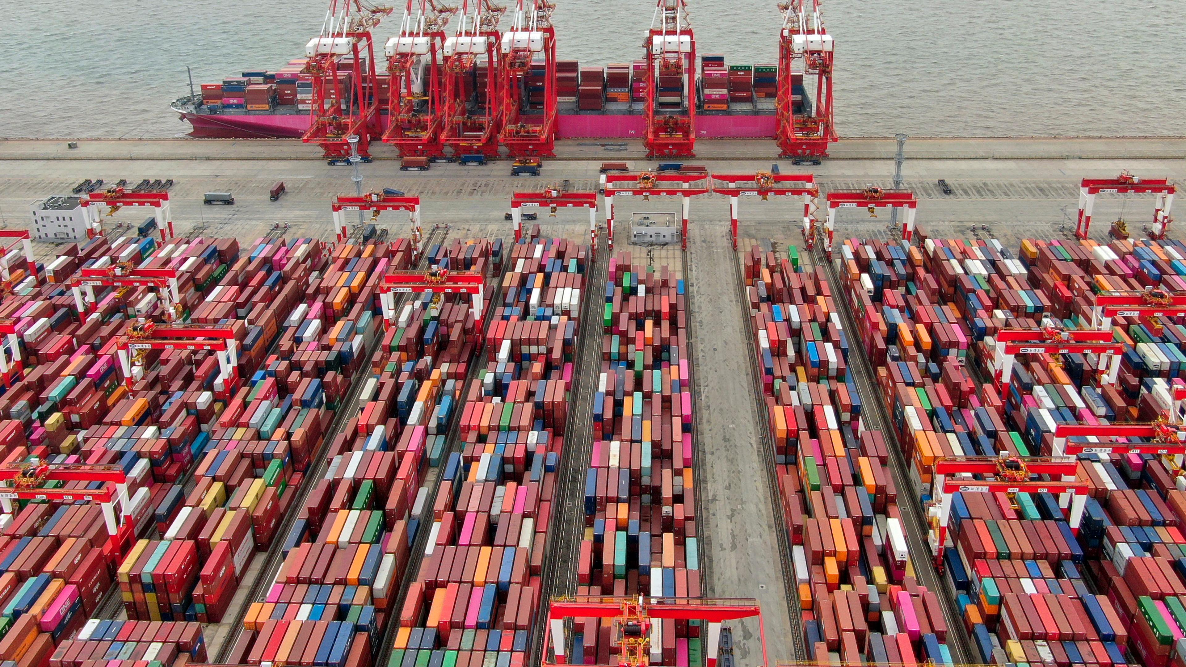  10.07.2021, China, Shanghai: Die Luftaufnahme des Yangshan Containerhafens in Shanghai. 