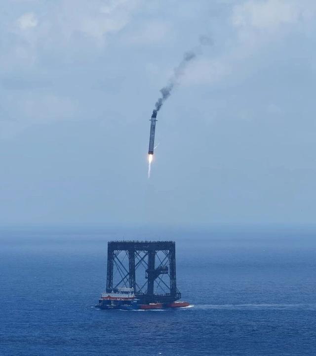 Diese Drohnenaufnahme zeigt die erfolgreiche Landung der zurückkehrenden ersten Stufe der Trägerrakete "Langer Marsch-10B" auf einer schwimmenden Plattform.