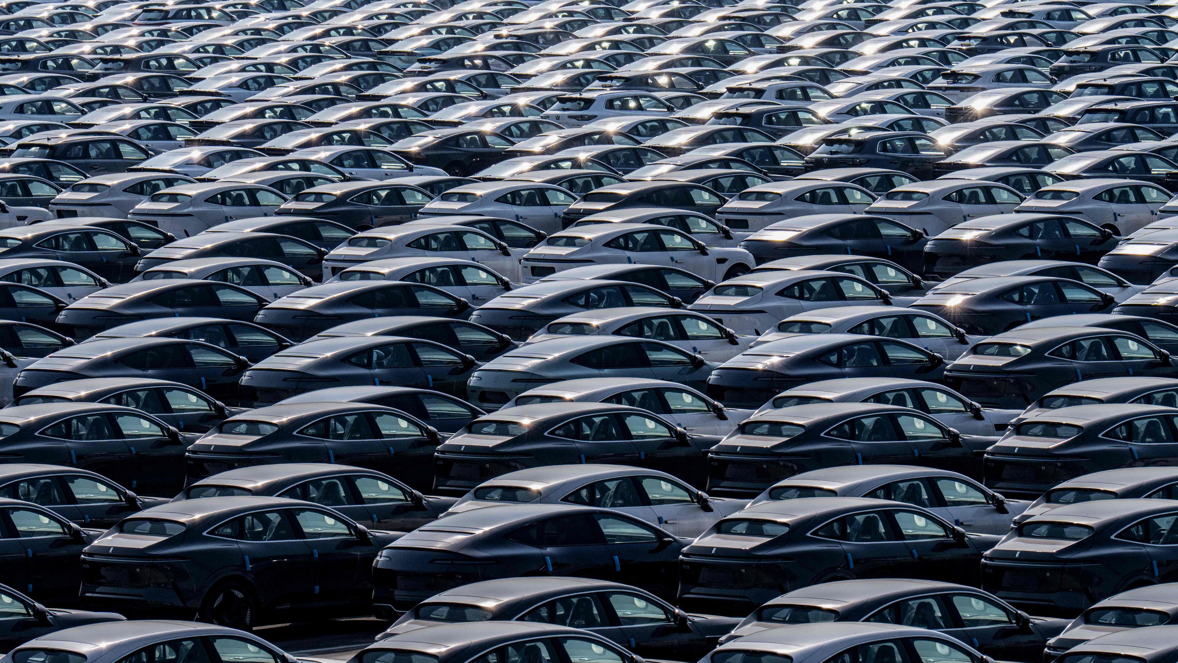 Neue zum Verkauf stehende Elektroautos stehen am 24. März 2024 in einem Vertriebszentrum des Automobilkonzerns Changan in der südwestchinesischen Gemeinde Chongqing.