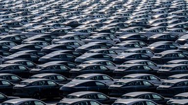 Neue zum Verkauf stehende Elektroautos stehen am 24. März 2024 in einem Vertriebszentrum des Automobilkonzerns Changan in der südwestchinesischen Gemeinde Chongqing.