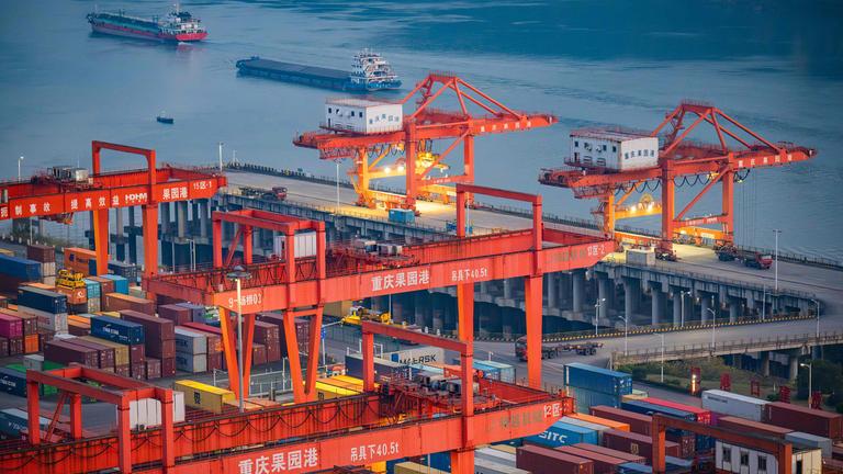 Frachtschiffe, die Container im Hafen Guoyuan in Chongqing passieren