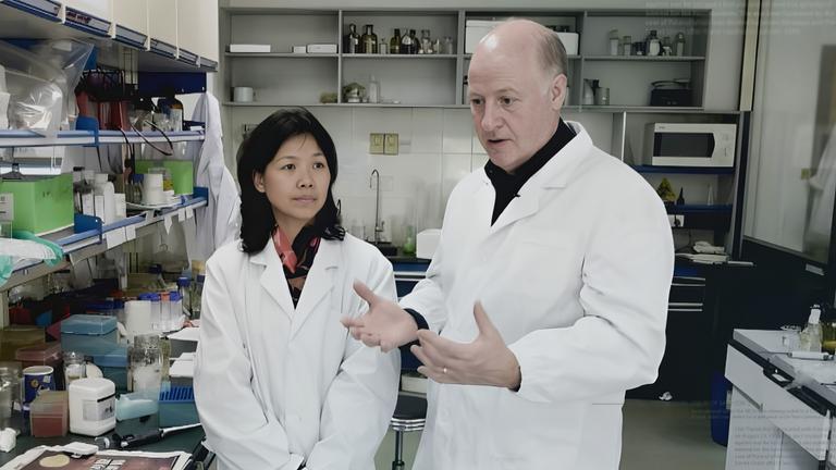 Shi Zhengli, eine führende Virologin am Institut für Virologie Wuhan, und Peter Daszak, Wissenschaftler und Präsident der EcoHealth Alliance, stehen in einem Labor.