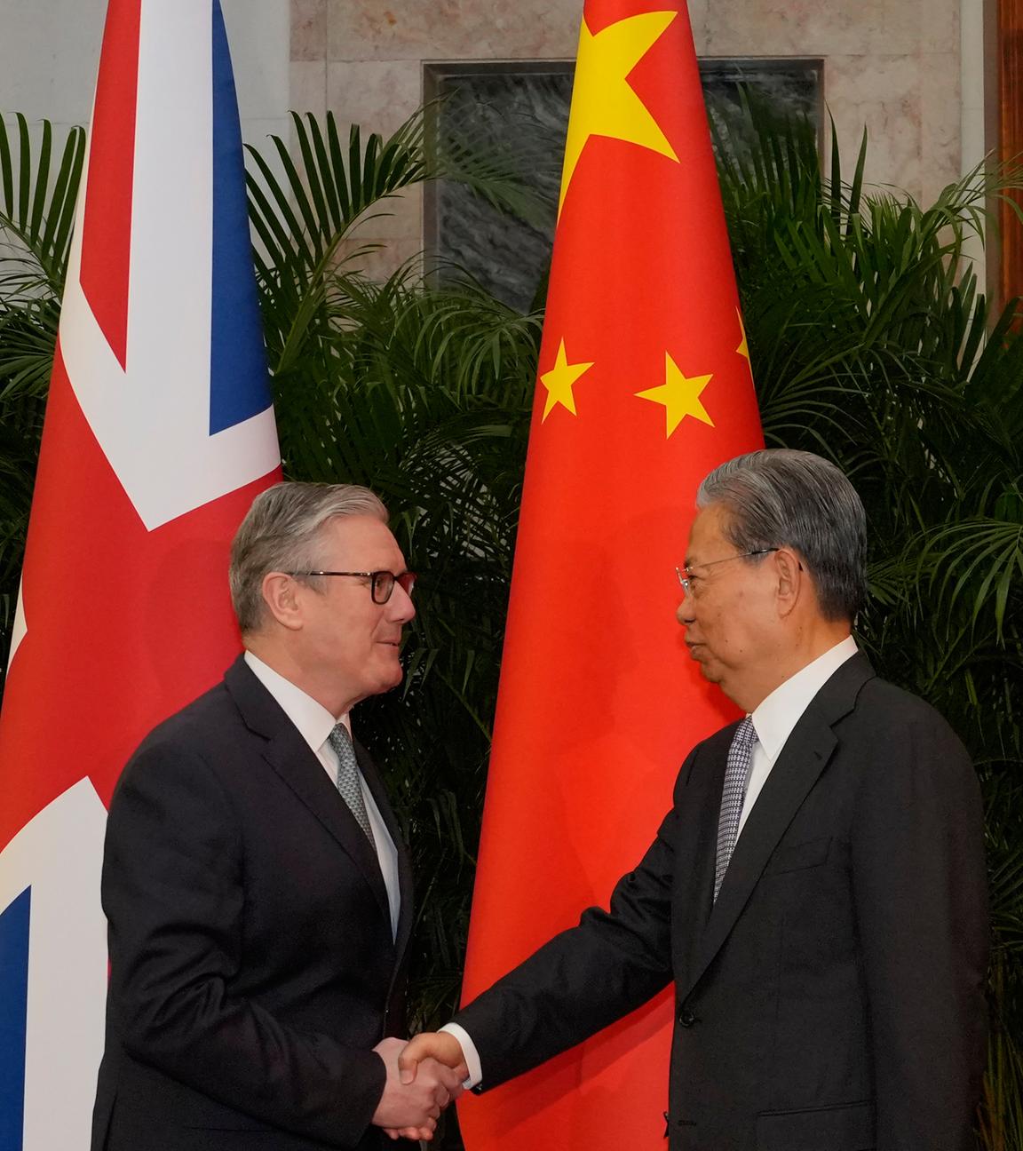 Der britische Premierminister Starmer und der chinesische Staatschef Xi geben sich die Hand.