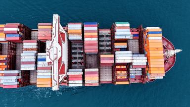 Ein chinesisches Containerschiff fährt am 07.05.2025 auf dem Meer nahe der Provinz Shandong 