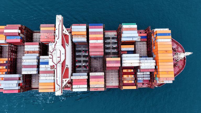 Ein chinesisches Containerschiff fährt am 07.05.2025 auf dem Meer nahe der Provinz Shandong 