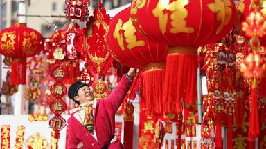 Heute feiert China das Neujahrsfest. Nach dem traditionellen Mondkalender beginnt morgen das Jahr des Feuerpferdes. 