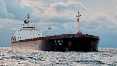 Chinesisches Schiff Yi Peng 3 ankert vor Grenaa, Dänemark