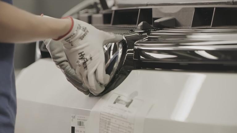 Anmontierung einer VW-Zeichens ans Auto