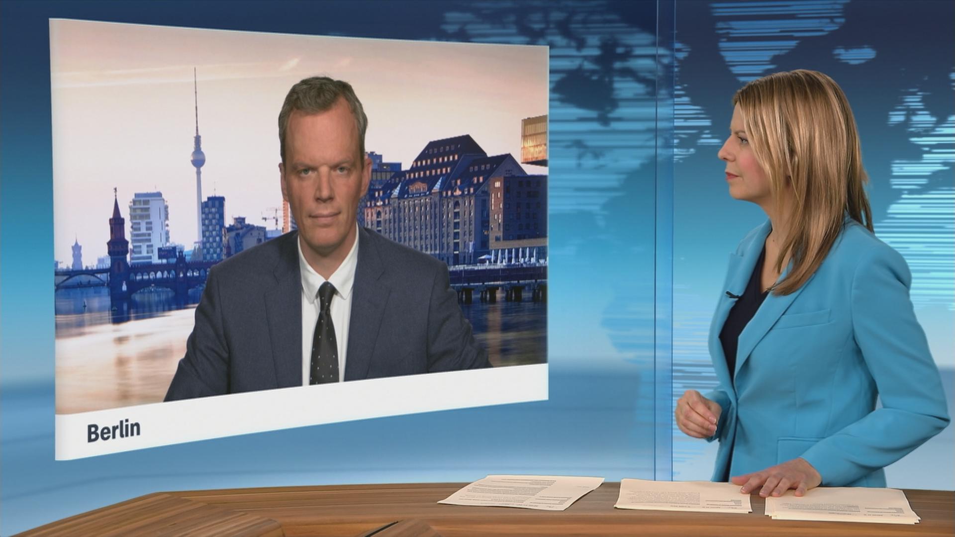 Der Mangel an Mikrochips wird täglich größer und könnte laut dem Hersteller-Verband Aeca schon in wenigen Tagen zu Produktionsstopps führen. Florian Neuhahn berichtet.