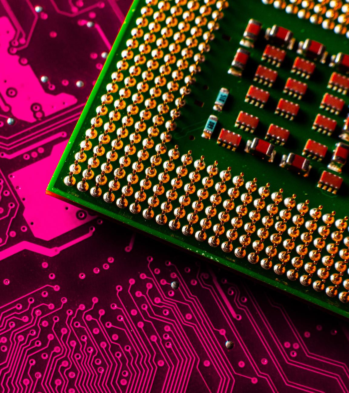 Makroaufnahme eines Prozessors mit detaillierten goldenen Kontakten und elektronischen Komponenten, in hoher Auflösung sichtbar.