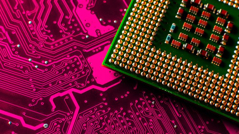 Makroaufnahme eines Prozessors mit detaillierten goldenen Kontakten und elektronischen Komponenten, in hoher Auflösung sichtbar.