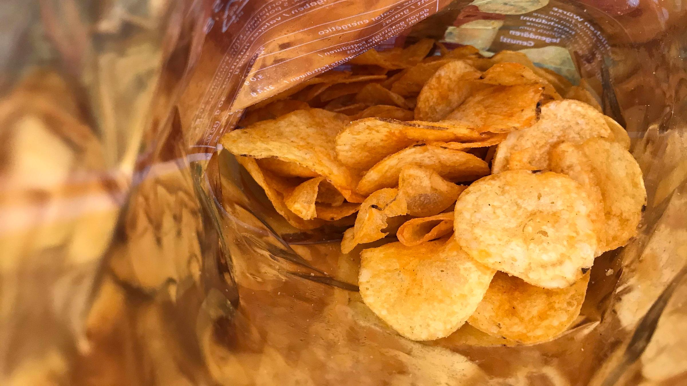Kartoffelchips in einer Tüte (Archivfoto)