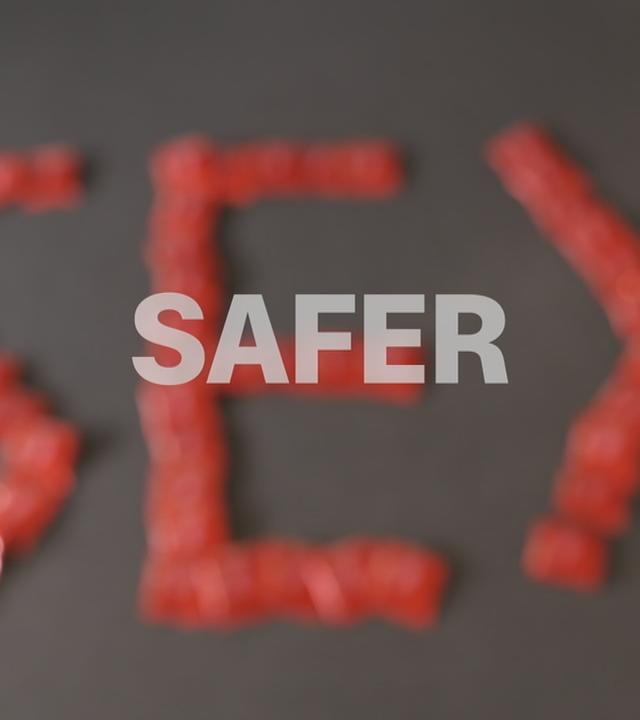 Schrift vor einem schwarzen Hintergrund: in roter Schrift "Sex" und klein in weißer Schrift "Sex"