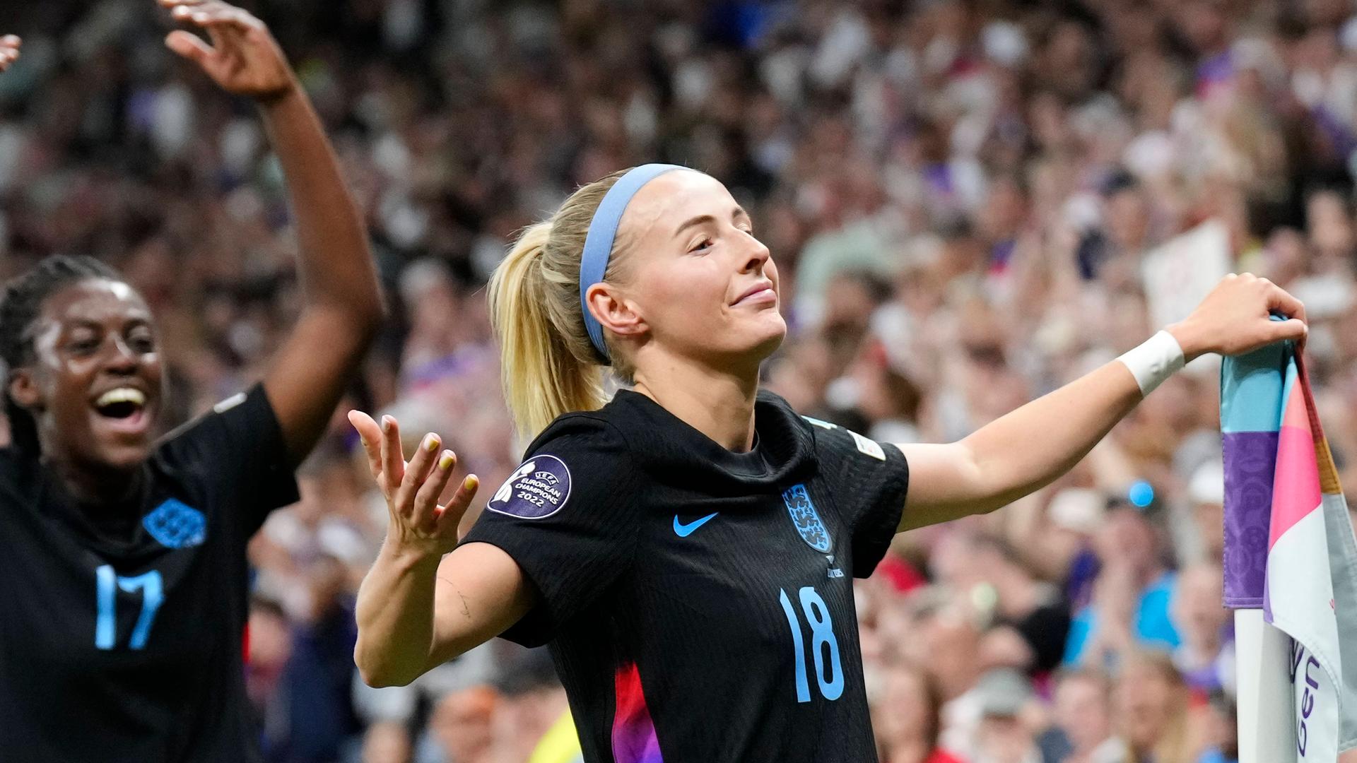 Chloe Kelly, Stürmerin von England und Arsenal, jubelt nach ihrem ersten Tor im EM-Halbfinale gegen Italien.