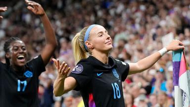 Chloe Kelly, Stürmerin von England und Arsenal, jubelt nach ihrem ersten Tor im EM-Halbfinale gegen Italien.