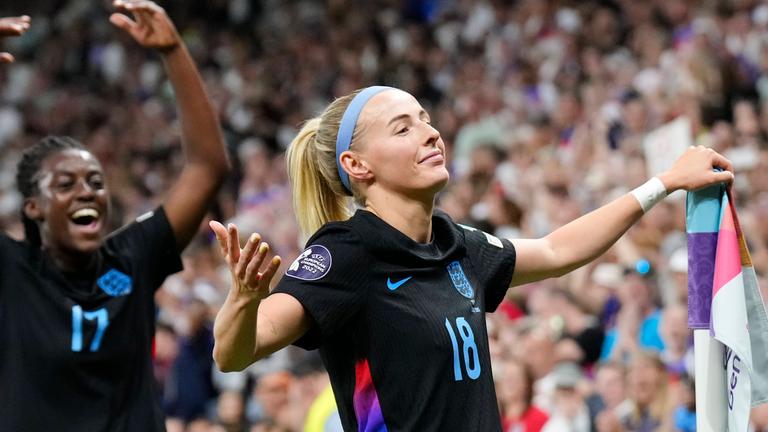 Chloe Kelly, Stürmerin von England und Arsenal, jubelt nach ihrem ersten Tor im EM-Halbfinale gegen Italien.