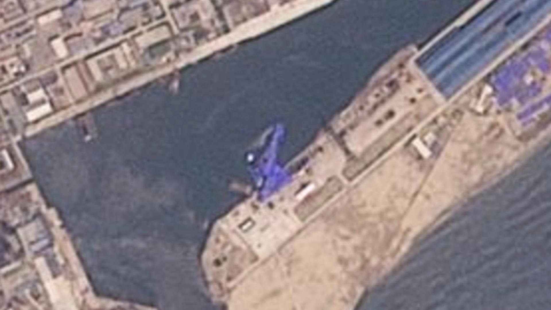 Dieses Satellitenbild von Planet Labs PBC zeigt eine blaue Plane, die einen nordkoreanischen Zerstörer abdeckt, nachdem dieser beim Auslaufen in Chongjin, Nordkorea, am Donnerstag, 22. Mai 2025, einen Fehlstart erlitten hat.
