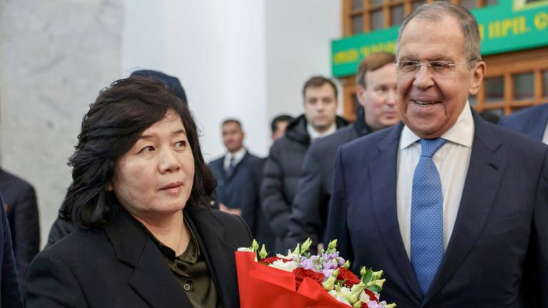 Nordkoreas Außenministerin Choe mit dem russichen Außenminister Lawrow in Moskau. Sie steht links im Bild und hält einen roten Blumenstrauß in der Hand. Er schaut sie an.