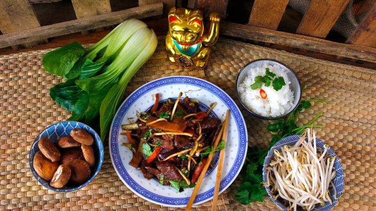 Viele Teller mit Reis, Chop Suey und Sprossen