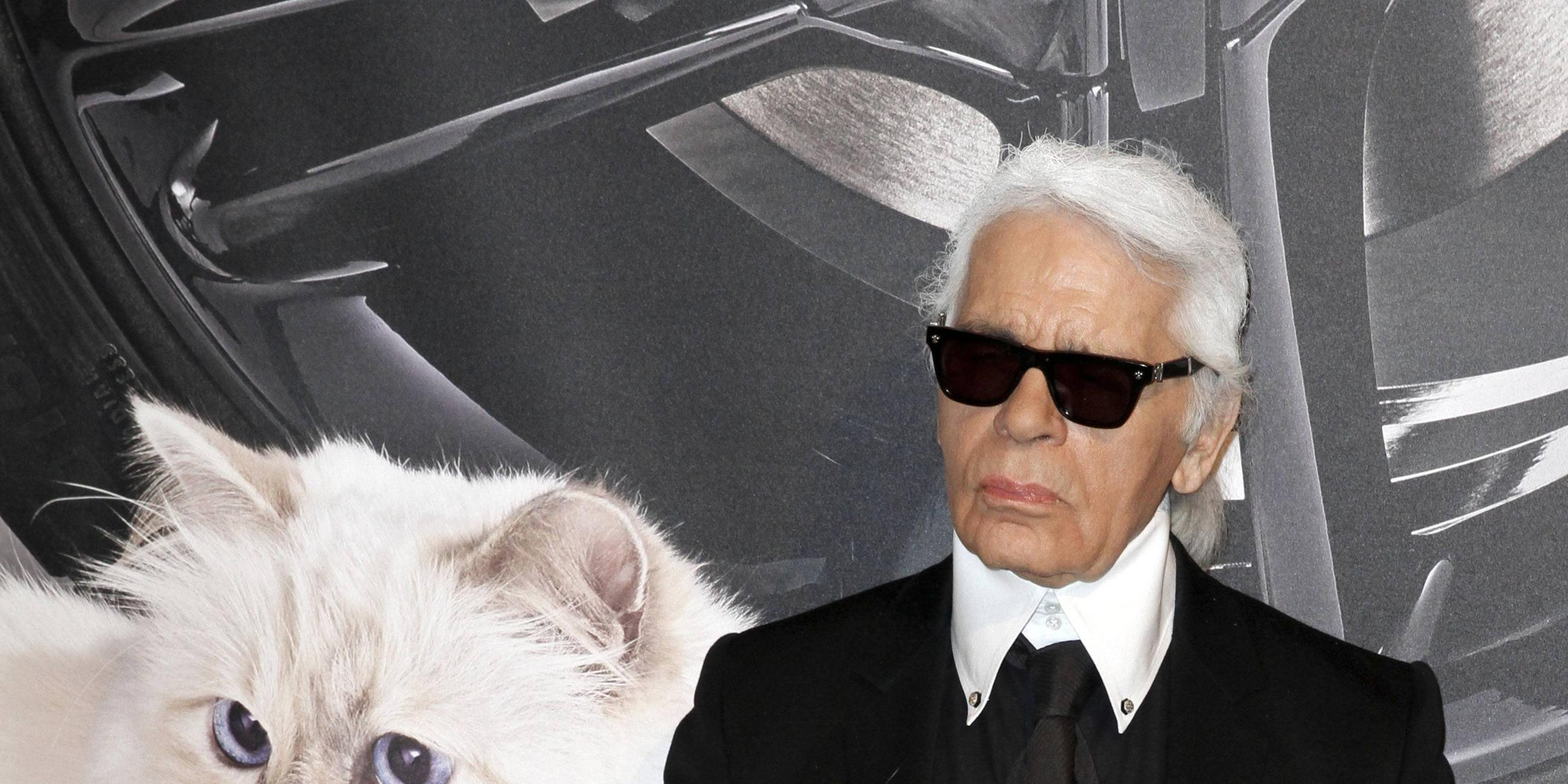 Karl Lagerfeld vor einem Foto seiner Katze Choupette