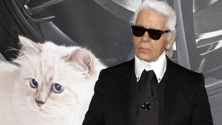 Karl Lagerfeld vor einem Foto seiner Katze Choupette