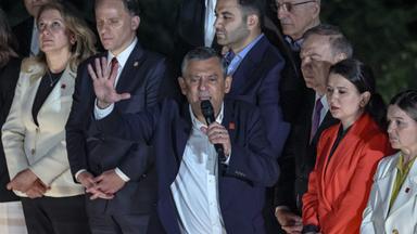CHP-Chef Özgür Özel hält eine Rede.