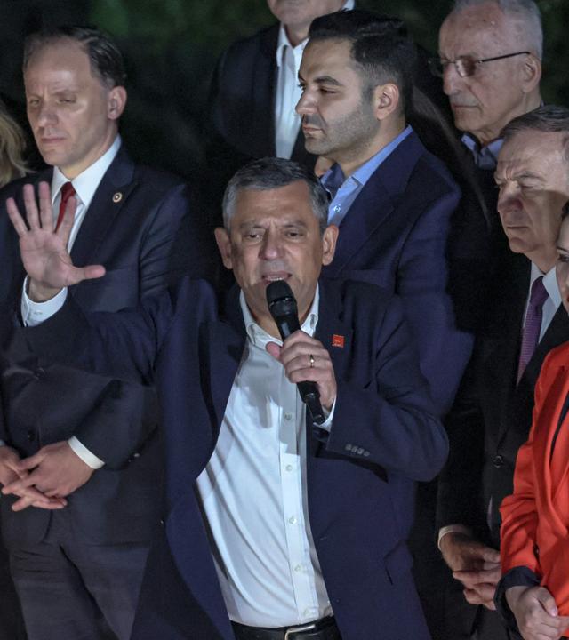 CHP-Chef Özgür Özel hält eine Rede.