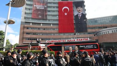 Vor dem Hauptquartier der größten Oppositionspartei CHP steht die Bereitschaftspolizei Wache.