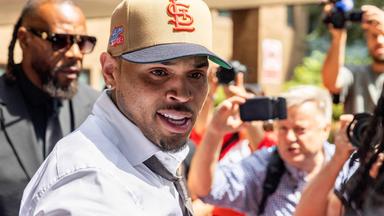 Chris Brown verlässt ein Londoner Gerichtsgebäude