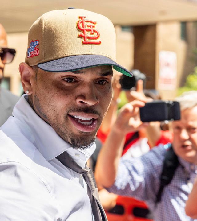 Chris Brown verlässt ein Londoner Gerichtsgebäude
