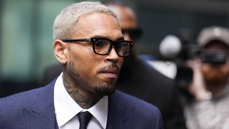 Chris Brown im Anzug meidet den Blickkontakt