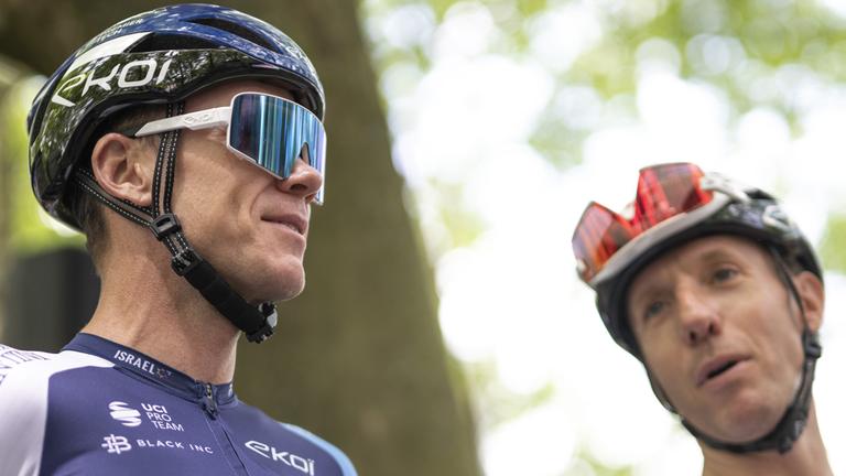 Die Radfahrer Chris Froome und Michael Woods am 16. Juli 2025.