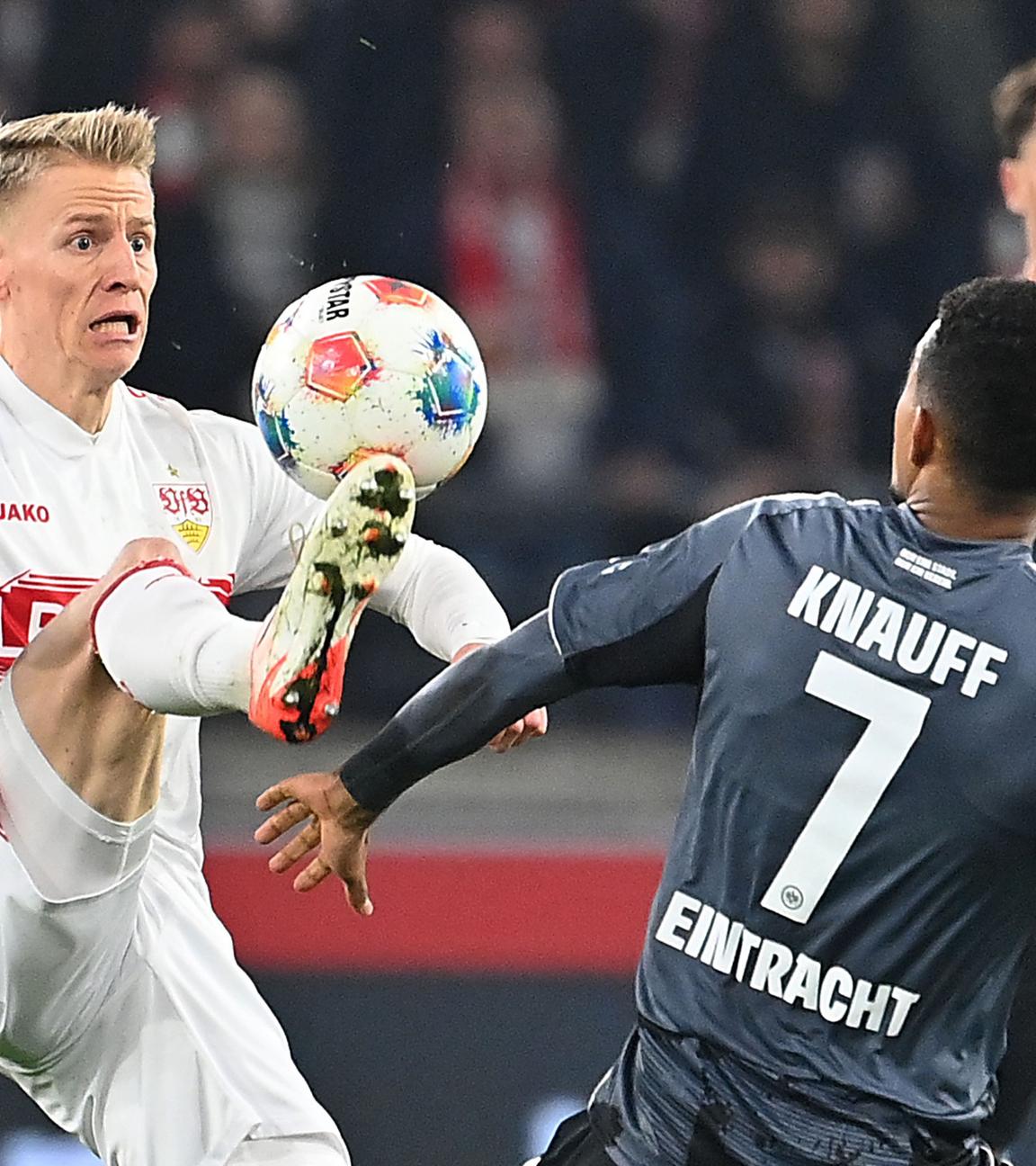 Chris Führich im Zweikampf gegen Ansgar Knauff am 13.01.2026 in der MHP Arena.