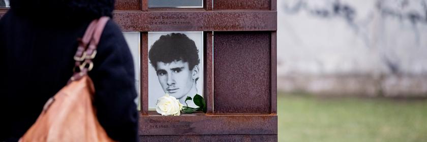 Eine Frau steht vor dem Bild von Chris Gueffroy am  05.02.2019  in Berlin