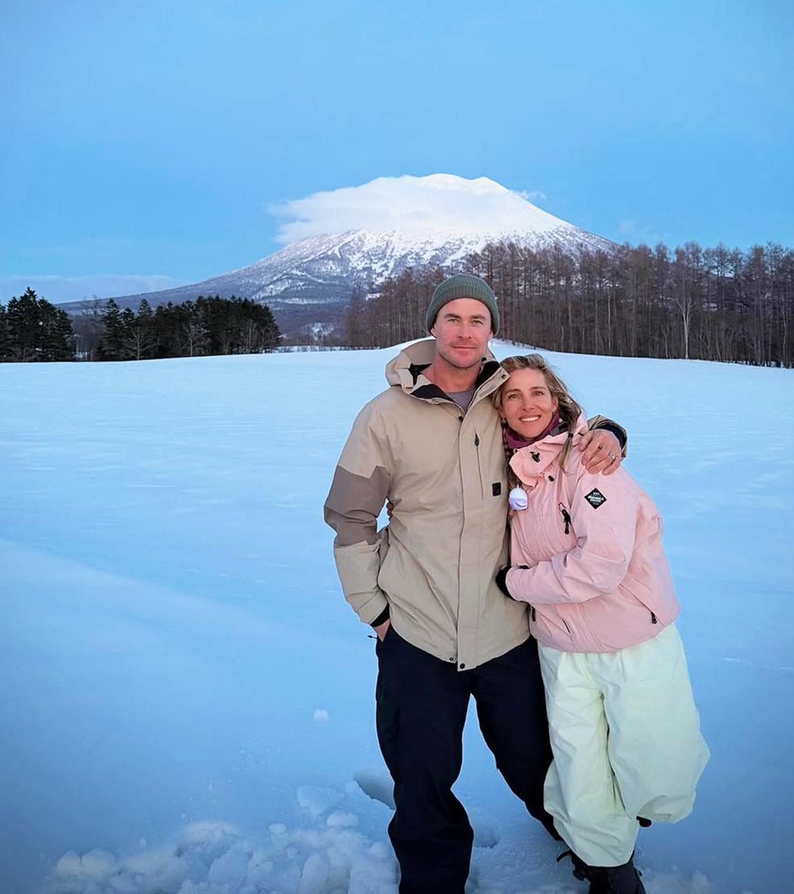 Chris Hemsworth und seine Frau Elsa Pataky posieren in Japan.