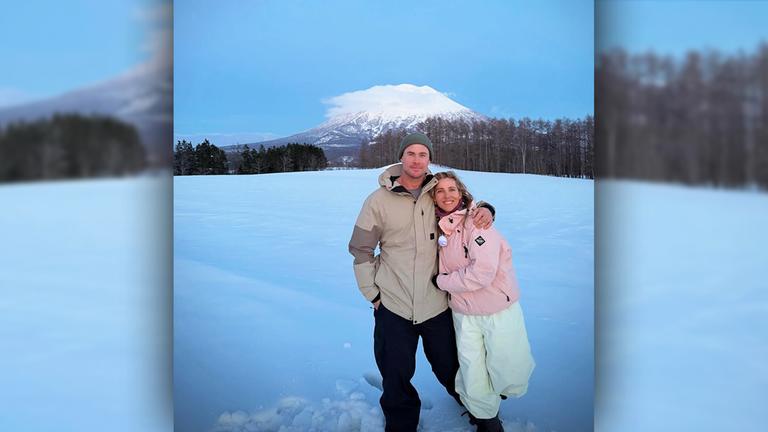 Chris Hemsworth und seine Frau Elsa Pataky posieren in Japan.