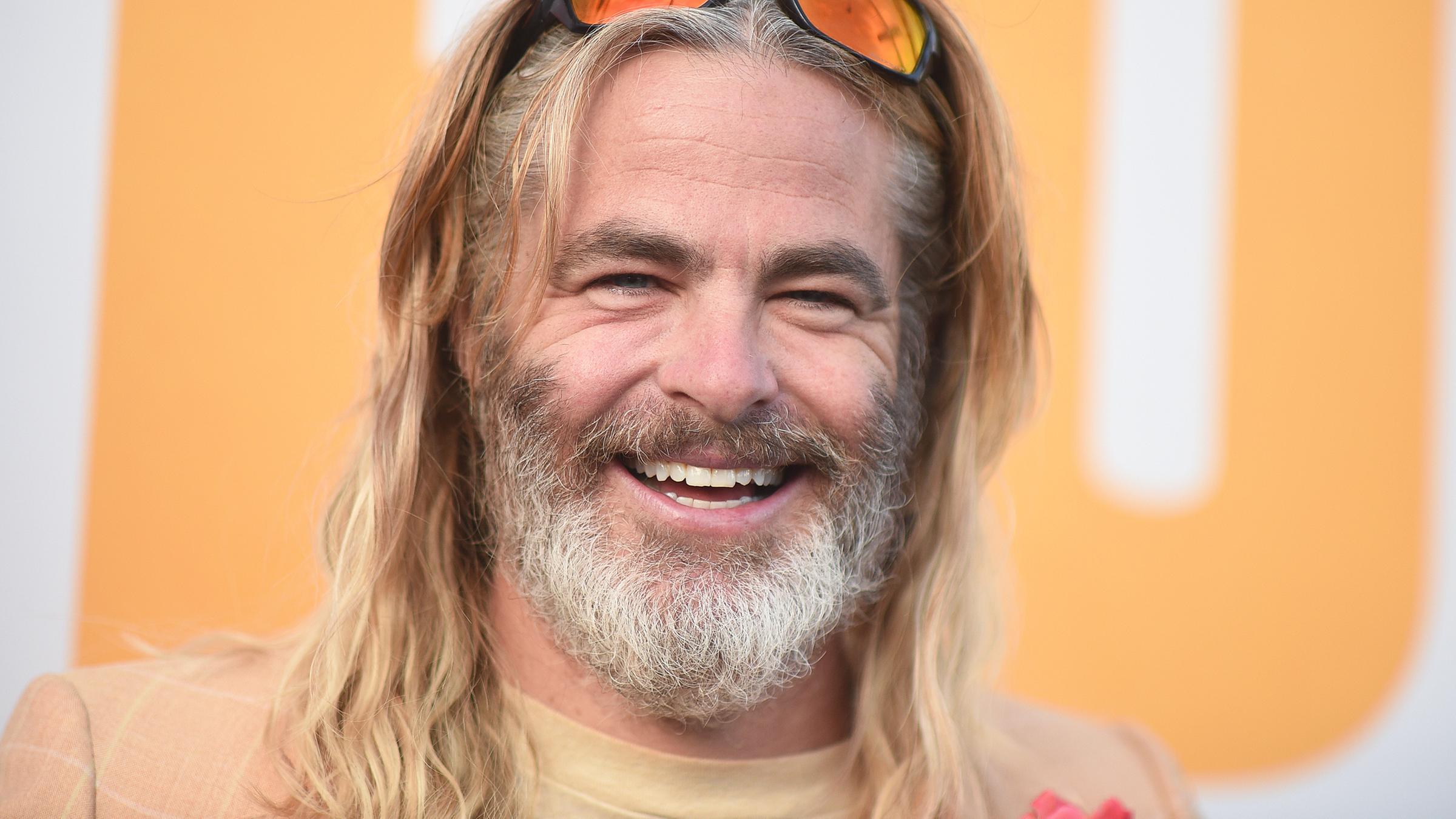 Der “Captain Kirk“-Darsteller feierte mit seinem Film “Poolman“ seine Regie-Premiere. Pine spielt in dem Film außerdem einen Lebenskünstler mit Bart und langen Haaren. (25.04.2024)