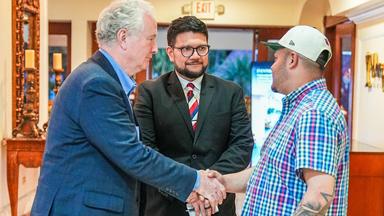 Der demokratische US Senator Chris Van Hollen trifft den widerrechtlich abgeschobenen Kilmar Abrego Garcia in El Salvador