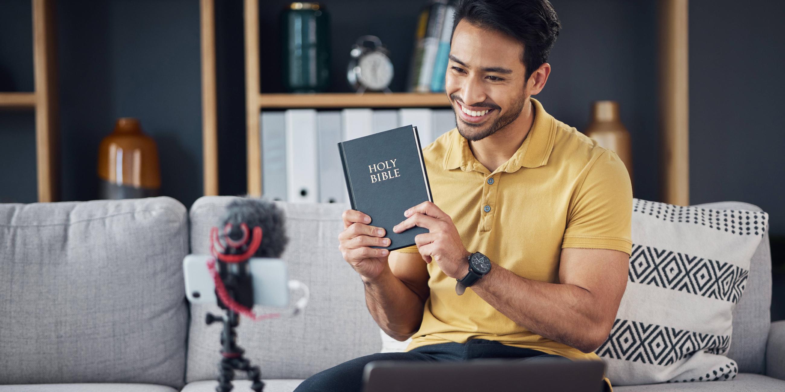 Symbolbild eines Influencers mit einer Bibel.