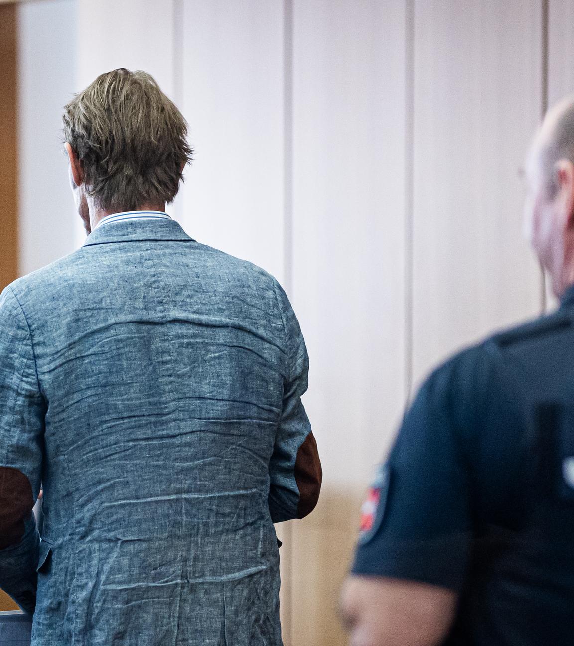 Archiv:  Christian B. (l) steht im Gerichtssaal im Landgericht