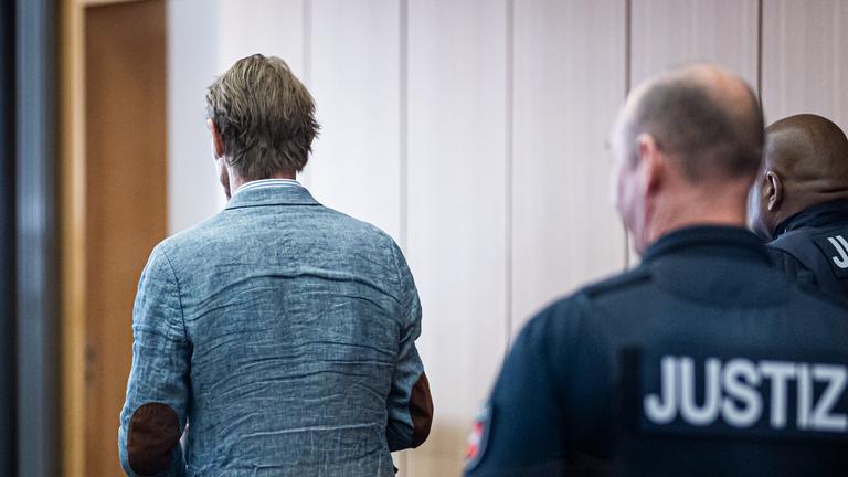 Archiv:  Christian B. (l) steht im Gerichtssaal im Landgericht