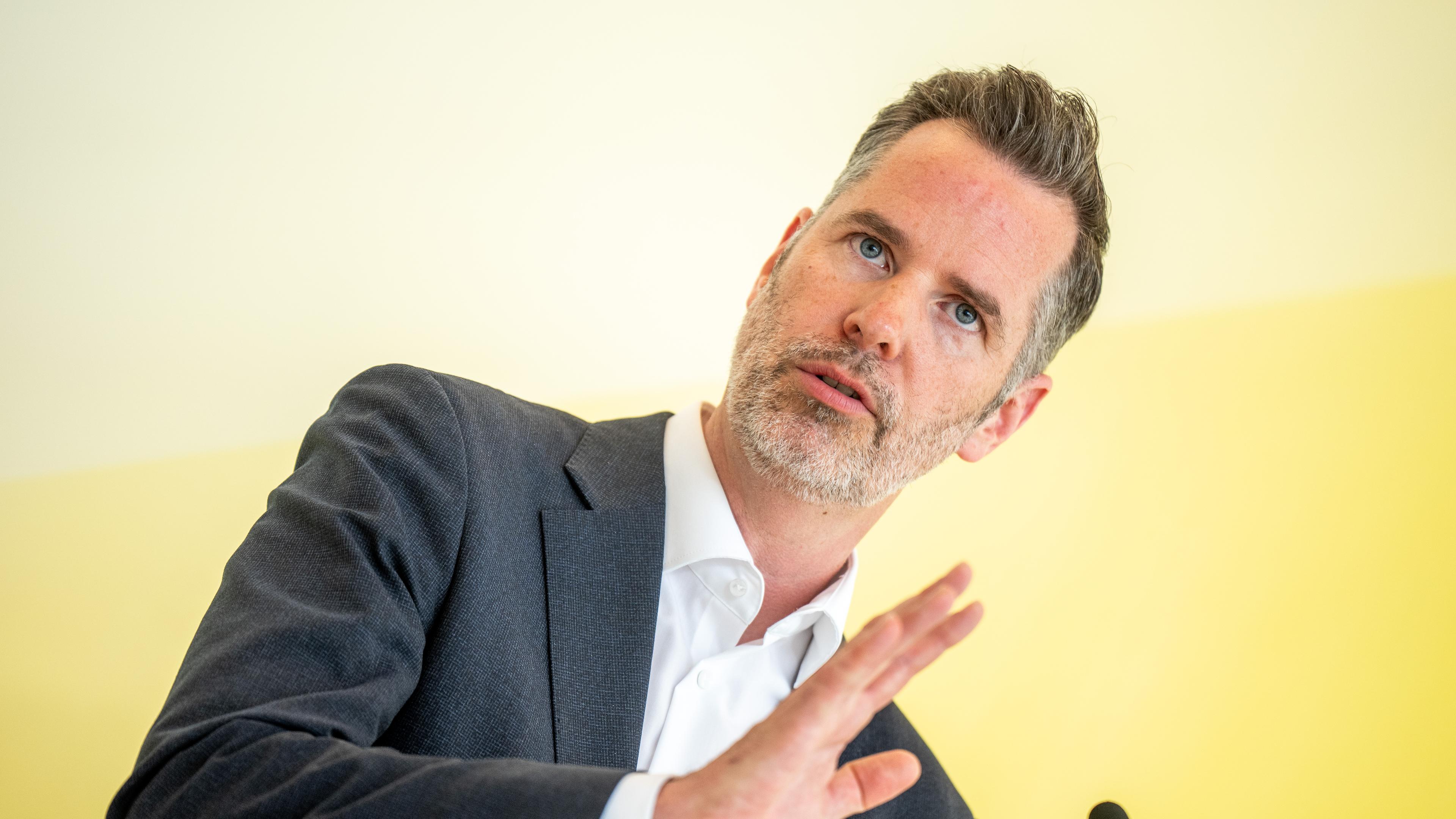 Christian Dürr, Fraktionsvorsitzender der FDP, spricht bei einem Pressestatement vor Beginn der Fraktionssitzung im Bundestag am 09.04.2024.