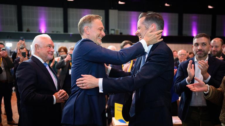 Christian Dürr wird von Christian Linder zur Wahl zu dem neuen Bundesparteivorsitzenden der FDP am 16.05.2025 beglückwünscht.